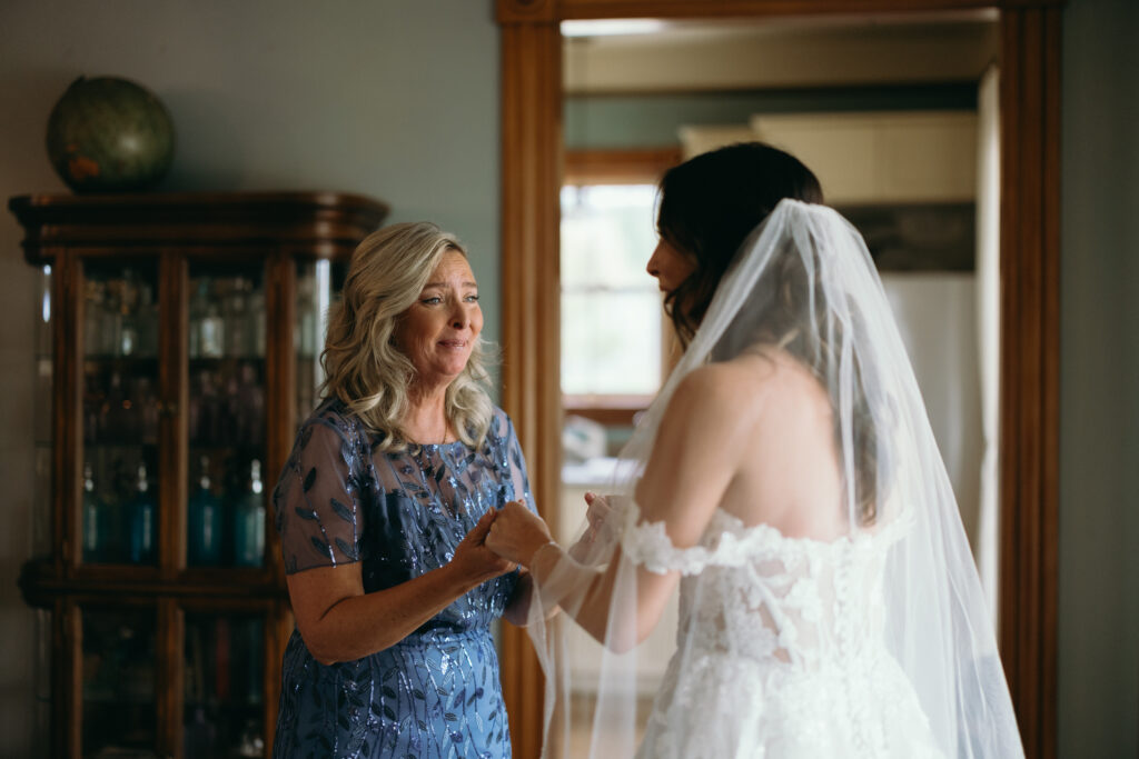 Mom sees daughter for the first time in Wedding dress